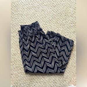 Women’s wide leg flowy patterned black pants, petite large​​​​​